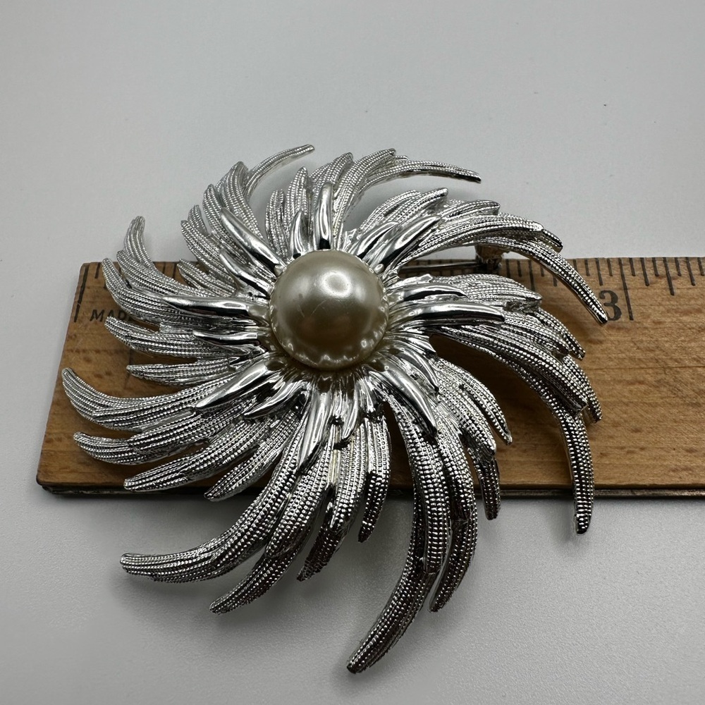Vintage 1960s Stamped Sarah Coventry Silver Brooch with Pearl Center - Picture 1 of 7